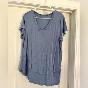 Latched mama short sleeve sleeve tee nursing/maternity.